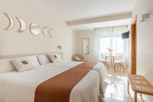 Cama o camas de una habitación en Hostal Lóbrega