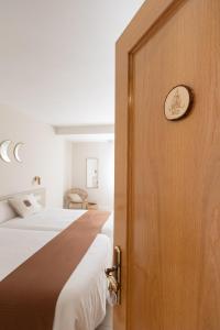 Cama o camas de una habitación en Hostal Lóbrega