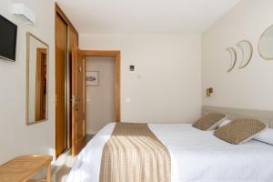 Cama o camas de una habitación en Hostal Lóbrega