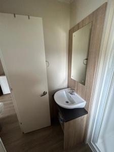 Koupelna v ubytování Chalet Kegelrobbe mir riesiger überdachter Terrasse am Kransburger See 544