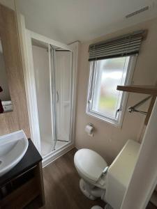 Koupelna v ubytování Chalet Kegelrobbe mir riesiger überdachter Terrasse am Kransburger See 544