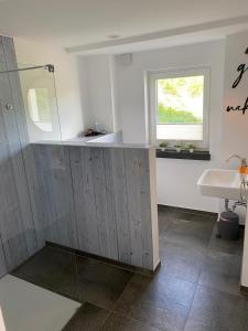 Phòng tắm tại 3 Ommi Kese Garden See Suite Terrasse Fasssauna am Biggesee