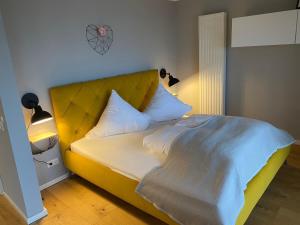 Giường trong phòng chung tại 3 Ommi Kese Garden See Suite Terrasse Fasssauna am Biggesee