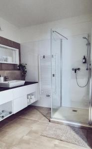 Kúpeľňa v ubytovaní Modern 1-Bedroom Apartment ǀ AC, Free Parking