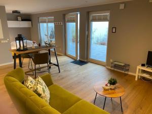 Khu vực ghế ngồi tại 3 Ommi Kese Garden See Suite Terrasse Fasssauna am Biggesee