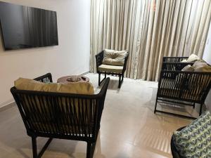 a living room with chairs and a couch and a table at Condomínio Ouro vilas in Arraial d'Ajuda