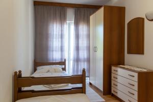 Posteľ alebo postele v izbe v ubytovaní Žal Beach Apartments