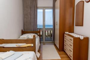 Posteľ alebo postele v izbe v ubytovaní Žal Beach Apartments