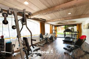 Fitness centrum a/nebo fitness zařízení v ubytování Sepp & Hannis Suiten im Dorf