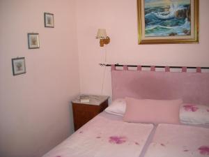 a bedroom with a bed with a pink head board at Finca La Ladera in Manilva