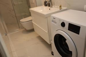 Et badeværelse på "Art Studio" Old Town Rovinj-Holiday, by SECRA + 5 billeder