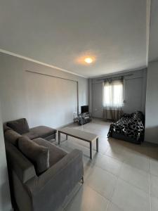 un salon avec un canapé et une table dans l'établissement Sunshine summer house, à Paralia Dionisiou