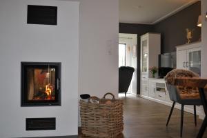 Η κουζίνα ή μικρή κουζίνα στο Kernsaniertes Ferienhaus direkt hinterm Nordseedeich NR
