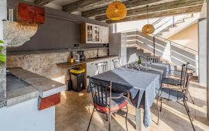 Η κουζίνα ή μικρή κουζίνα στο Villa Agneza Mit Garten, Pool Und Pavillon