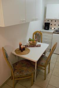 Kuchyň nebo kuchyňský kout v ubytování Ferienwohnung am Kurpark