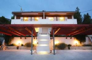 a house with a staircase in front of it at Strandnahe Ferienwohnung Mit Terrasse in Podstrana