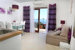 a kitchen and living room with a couch and a table at Strandnahe Ferienwohnung Mit Terrasse in Podstrana +25 photos