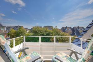 - deux chaises longues sur le balcon d'une maison dans l'établissement Abaco 2N, à Wenningstedt