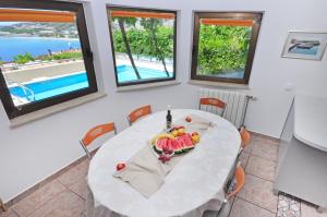 Kolam renang di atau dekat dengan Geräumiges Ferienhaus In Omiš Mit Privatem Pool