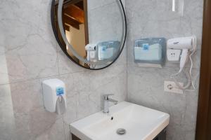 Ένα μπάνιο στο Villa Kince +24 φωτογραφίες