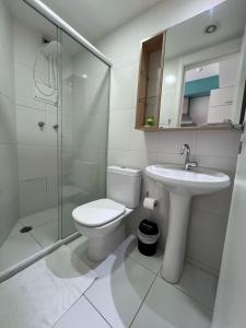 a bathroom with a toilet and a sink and a shower at Flat Wise Confort in São Paulo +24 photos