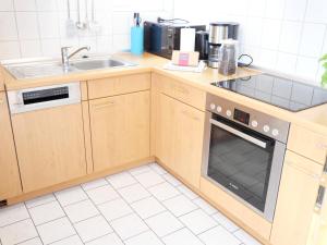 Dapur atau dapur kecil di "Blaues Haus am See mit Boot" +10 gambar