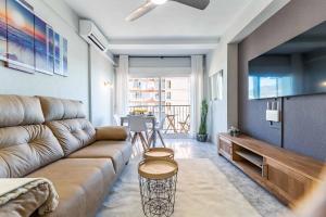 salon z kanapą i stołem w obiekcie Perla 5 - 1 bed 1 bath beach view w mieście Fuengirola