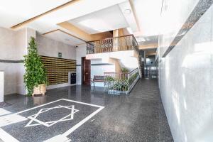 hol ze schodami i roślinami w budynku w obiekcie Perla 5 - 1 bed 1 bath beach view w mieście Fuengirola
