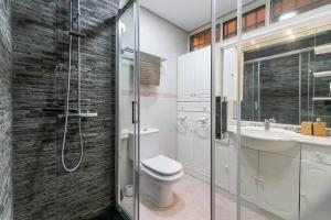 łazienka z prysznicem, toaletą i umywalką w obiekcie Perla 5 - 1 bed 1 bath beach view w mieście Fuengirola +34 zdjęcia
