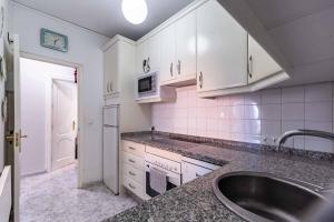 Kuchnia lub aneks kuchenny w obiekcie Perla 5 - 1 bed 1 bath beach view