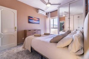 Łóżko lub łóżka w pokoju w obiekcie Perla 5 - 1 bed 1 bath beach view
