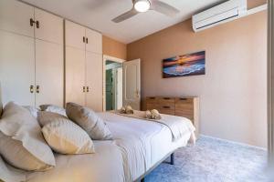 Łóżko lub łóżka w pokoju w obiekcie Perla 5 - 1 bed 1 bath beach view