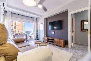 Telewizja i/lub zestaw kina domowego w obiekcie Perla 5 - 1 bed 1 bath beach view