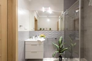 een badkamer met een wastafel en een douche bij Apartament Atena - Beskid Apartment in Szczyrk +18 foto's