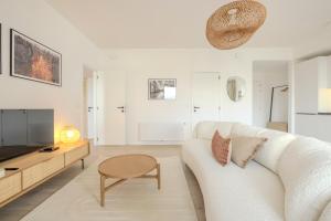 TV a/nebo společenská místnost v ubytování Lumineux appartement 1 chambre au cour de Schaerbeek