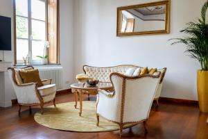 sala de estar con sillas, mesa y espejo en Dom-Apartment im Herrenhaus Rheinblick, en Xanten 17 fotos más
