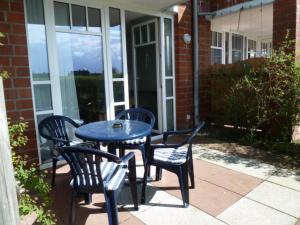 a table and chairs sitting on a patio at de ebb in Dorum-Neufeld