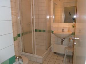 a bathroom with a shower and a sink at de ebb in Dorum-Neufeld