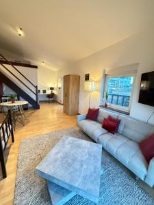 a living room with a couch and a table at Penthousewohnung Leingarten mit atemberaubendem Ausblick in Leingarten