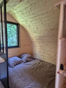 Postel nebo postele na pokoji v ubytování CAMPING LES GRAVELETS 2étoiles