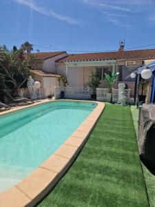 Bazén v ubytování Villa Soleil Et Douceur nebo v jeho okolí