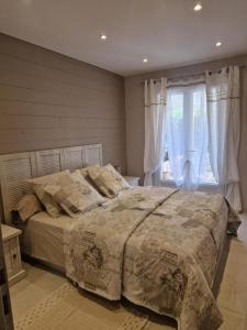 sypialnia z dużym łóżkiem i oknem w obiekcie Villa Soleil Et Douceur w mieście La Seyne-sur-Mer +32 zdjęcia