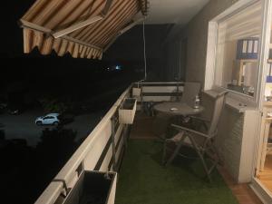 En balkon eller terrasse på - Timber Haven Retreat - 2-Room Wood-Themed Apartment 65 qm - Central Location - Renovated 2024 with TV & Netflix - Balcony - Full Kitchen - Free Parking - Near Metro & Airport - Nature-Inspired Interior -