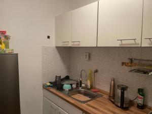 Køkken eller tekøkken på - Timber Haven Retreat - 2-Room Wood-Themed Apartment 65 qm - Central Location - Renovated 2024 with TV & Netflix - Balcony - Full Kitchen - Free Parking - Near Metro & Airport - Nature-Inspired Interior -