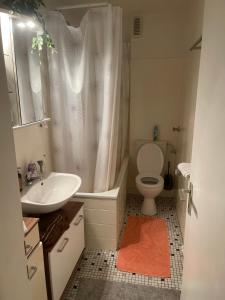 Et badeværelse på - Timber Haven Retreat - 2-Room Wood-Themed Apartment 65 qm - Central Location - Renovated 2024 with TV & Netflix - Balcony - Full Kitchen - Free Parking - Near Metro & Airport - Nature-Inspired Interior -