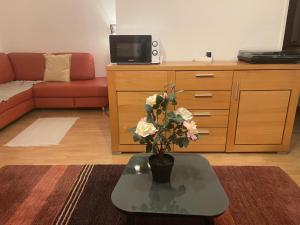 Et opholdsområde på - Timber Haven Retreat - 2-Room Wood-Themed Apartment 65 qm - Central Location - Renovated 2024 with TV & Netflix - Balcony - Full Kitchen - Free Parking - Near Metro & Airport - Nature-Inspired Interior - + 29 billeder