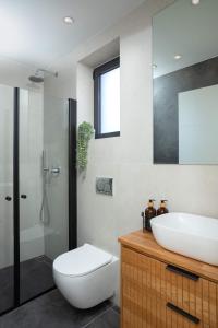 Ένα μπάνιο στο Dreamy 3BDR In Rechavia By Isrentals +13 φωτογραφίες