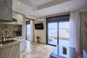 Η κουζίνα ή μικρή κουζίνα στο Amwaj Apt - Wake to Waves Stylish 1-Bedroom by the Shore