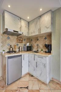 Фотография из галереи Amwaj Apt - Wake to Waves Stylish 1-Bedroom by the Shore в городе Мирлефт