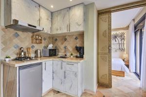 Фотография из галереи Amwaj Apt - Wake to Waves Stylish 1-Bedroom by the Shore в городе Мирлефт